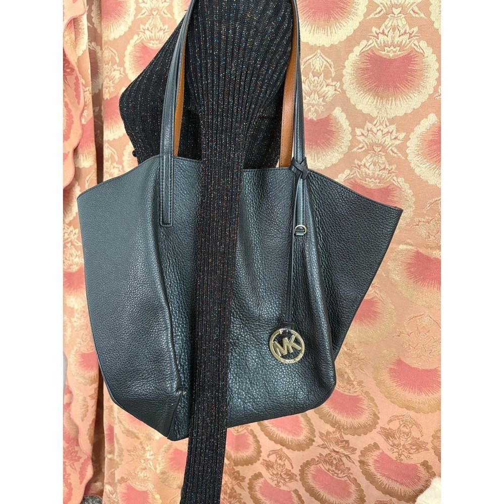 Michael Kors Izzy Pebbled Leather Large Reversible Tote and Wallet, Black Tan - Picture 10 of 10